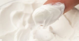 値札シール剥がしにハンドクリーム！？専用液を使わず跡形なく消し去る方法