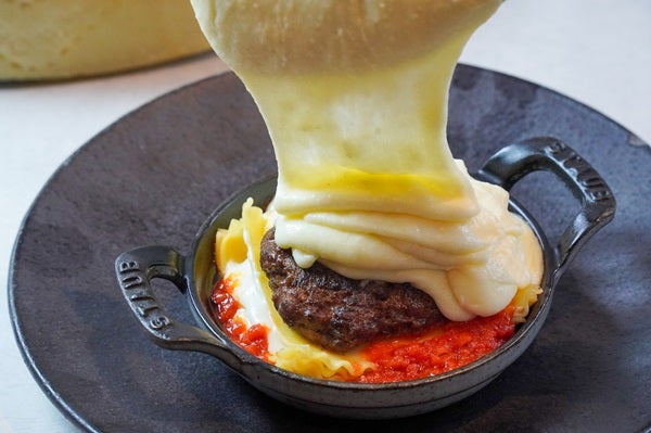 【東京都渋谷区】「Cheese Tavern CASCINA」の炎のチーズ料理最新作「炎の和牛ハンバーグラザニア」