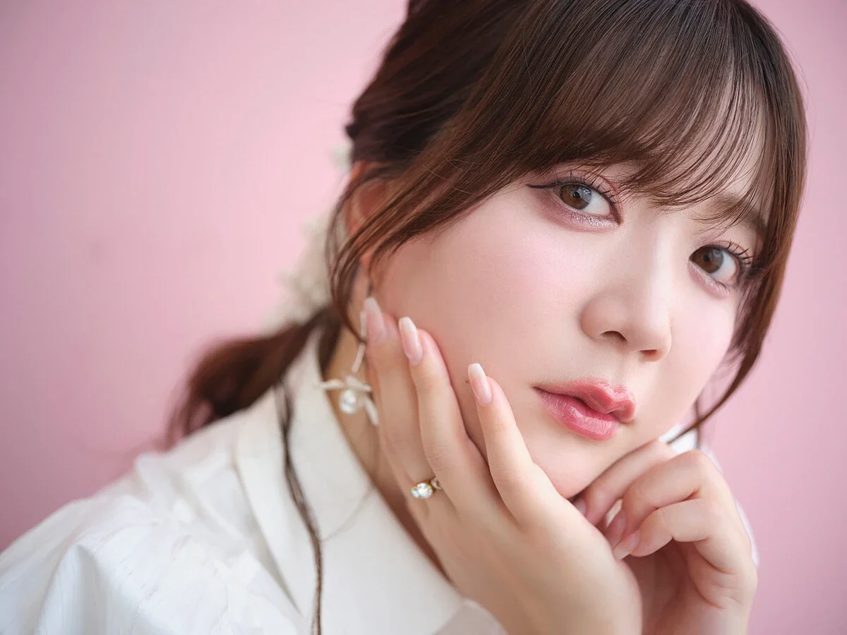 声優・伊藤彩沙が20代ラストの写真集を発売！「ジムに通い始めたので、今のうちに"筋肉貯金"を貯めておきたいです」