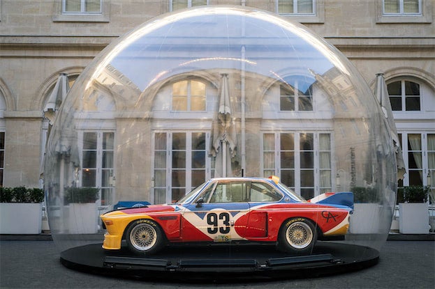 パリ・コンコルド広場に舞い降りた「動く彫刻」｜ レトロモビル50周年を祝う前奏曲、アレクサンダー・カルダーとBMW 3.0 CSL