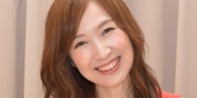 森口博子56歳、大胆な“ドレス”で美スタイル全開！背中ざっくり＆美肩に衝撃