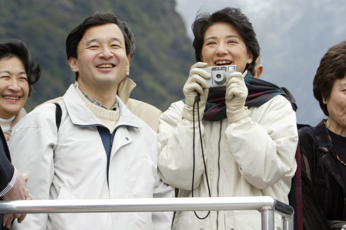雅子さま陛下とお互いの写真を撮り合われて…ご成婚31周年の“デート”アルバム