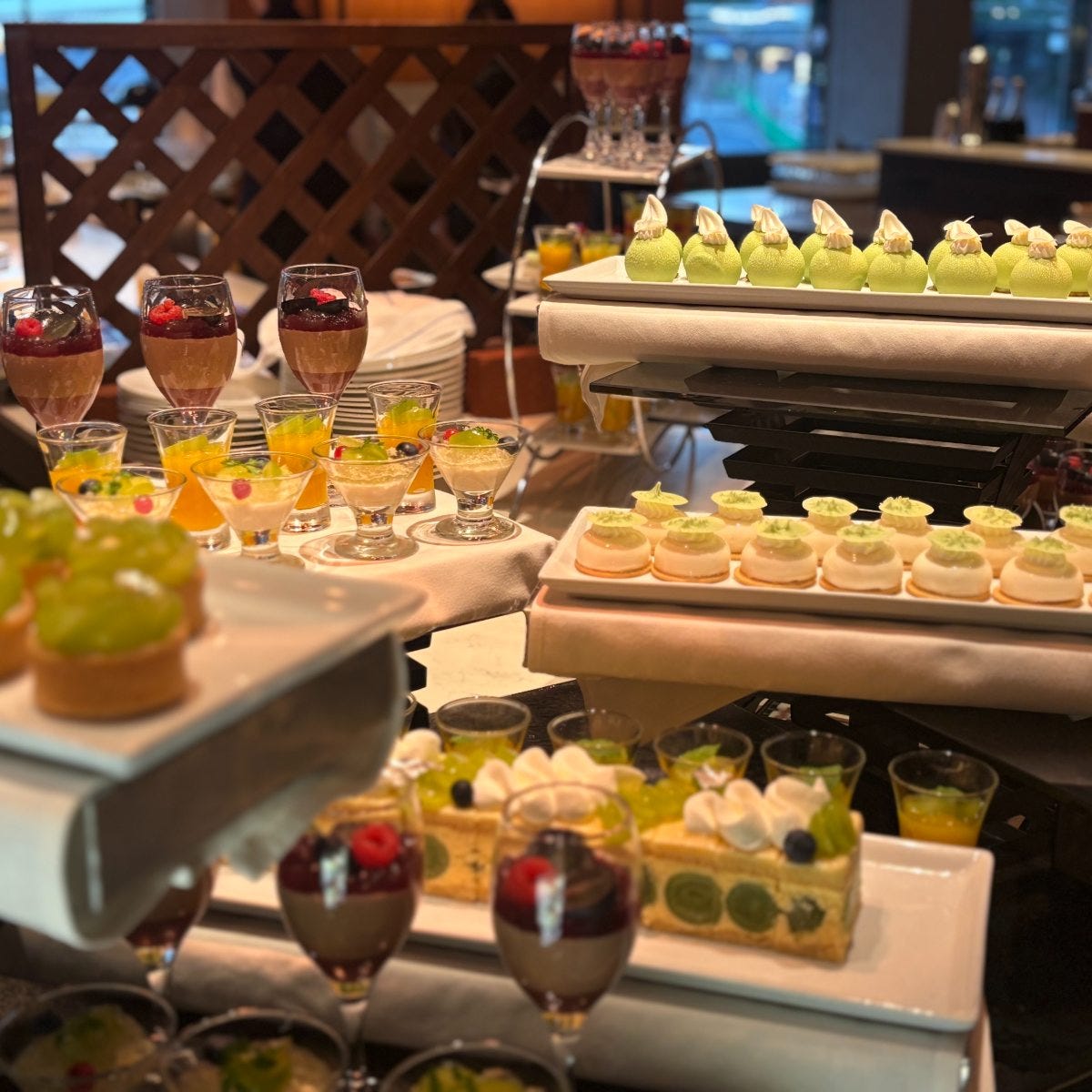10/1まで限定！シャインマスカットスイーツ食べ放題。横浜ベイシェラトンの夜のビュッフェを編集部が体験