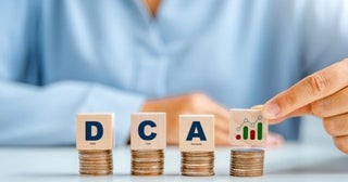 50代の“平均貯蓄額”は「1000万円」!? わが家はまだ「300万円」ですが、今から「毎月5万円×年5％」で運用すれば、老後破産は回避できますか？「10年・20年・30年後」の資産額を確認