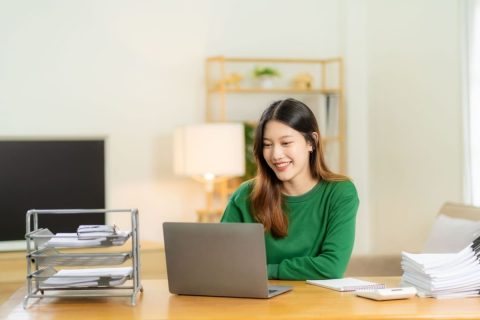 「フルリモート」の仕事に興味があります。通勤がない以外に、年収や昇進、働きやすさにはどんな違いがあるのでしょうか？