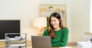 「フルリモート」の仕事に興味があります。通勤がない以外に、年収や昇進、働きやすさにはどんな違いがあるのでしょうか？