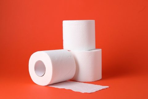妻が「トイレットペーパーはシングルのほうが安い」と言って、毎回シングルを選んでいます。家族4人で使うと結局たくさん巻き取ってしまいそうですが、ダブルより本当に節約になるのでしょうか？