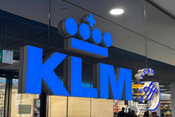 KLMオランダ航空、アムステルダム悪天候で混乱続く除氷液の在庫不足も