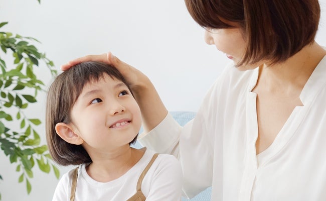 「えらいね！」だけではNG！？子どもの自己肯定感を育む具体的な声かけのコツ【ママ小児科医が解説】
