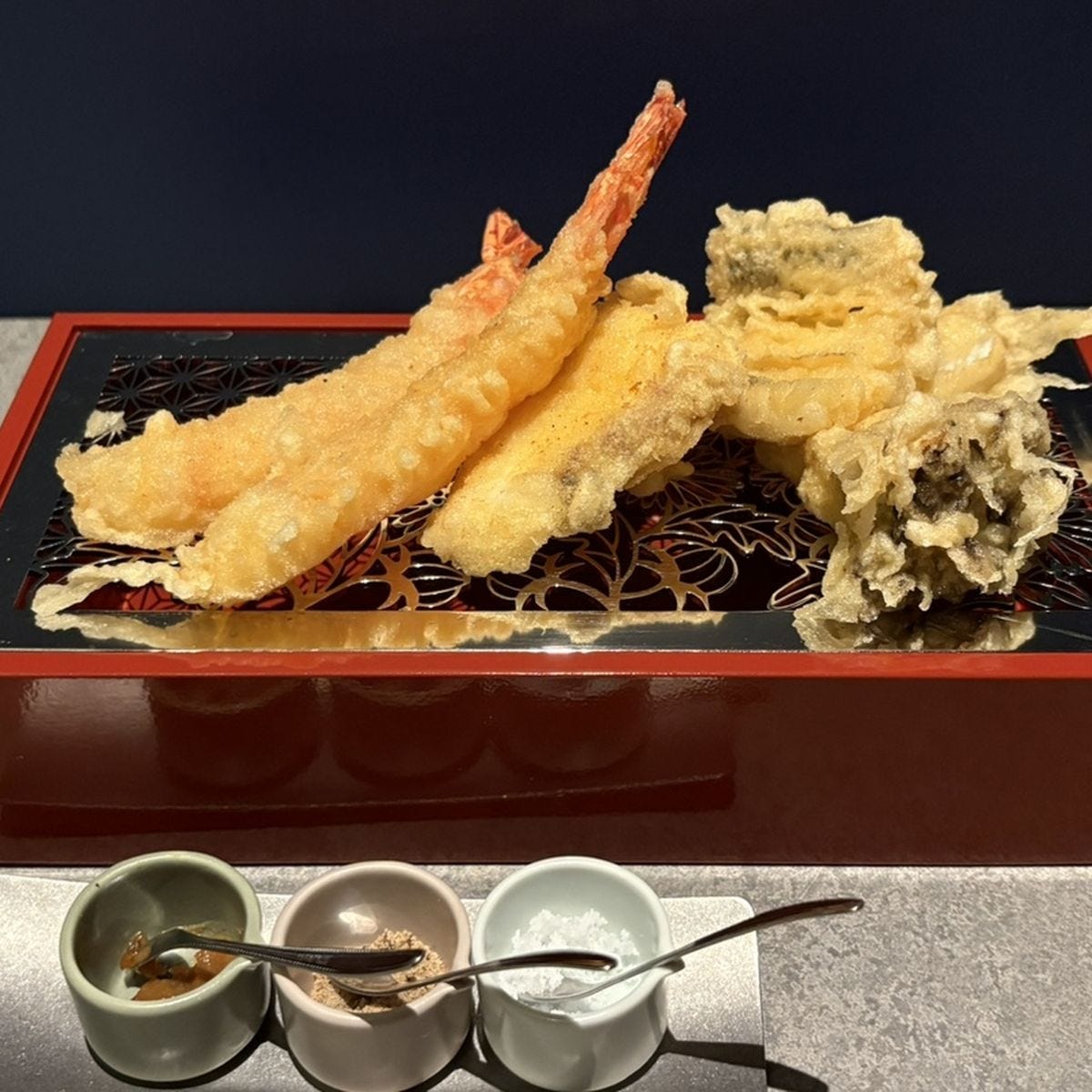 「銀座 恣時」で記念日ディナーを体験。天ぷらも炭火焼きも好きなだけ味わえるオールインクルーシブ