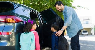 子どもの送迎に「軽自動車」の購入を考えていますが、友人から「普通車のほうが安心」と言われ悩んでます。金銭的な負担はどれくらい変わるのでしょうか？