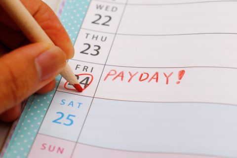 35歳の夫は転職を繰り返し、現在の年収は「500万円」。本人は「同年代より低い」と気にしていますが、35歳で「500万円」は実際どのくらいの水準なのでしょうか？