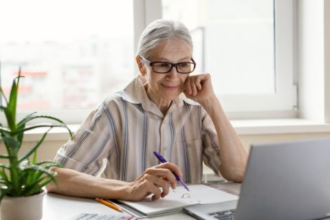 再雇用で給料が「30万→20万円」に減った夫。引き続き働くと“高年齢雇用継続給付金”が「月1万円」以上もらえると聞きましたが、同じ年収なら転職しないほうがいいでしょうか？