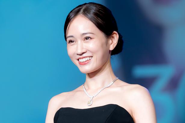前田敦子、35歳の節目に「すてきなジュエリーをお迎えできたら」ブラックドレスで登場