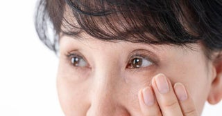 「目元が一気に老け顔に！？」目の下がたるむ原因って？解消法＆予防法とは【医師解説】