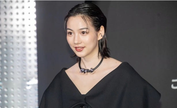 のん、白シャツ×グレーのニットベスト姿のシンプルでナチュラルな美しさを披露に「かわいい！」の声