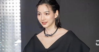 のん、白シャツ×グレーのニットベスト姿のシンプルでナチュラルな美しさを披露に「かわいい！」の声