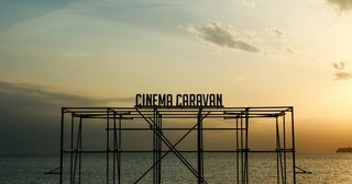 ゴールデンウィークは海辺の映画館「逗子海岸映画祭」へ！野外シネマのほか、ライブやフード、ワークショップも｜GW特集2024