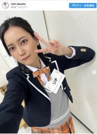 クロちゃんの彼女リチ、チェックのミニスカ制服ショットに反響「かわいい」