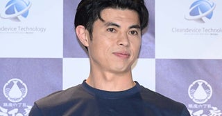 小島よしお、和装姿の息子を抱っこ「大きくなってる」「服装もお部屋もセンス抜群」の声