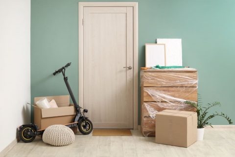 共用廊下に「子どものキックボード」を置いてたら“勝手に撤去”された！ しかも管理会社に「撤去代3000円」請求されたのですが、本当に払う必要ありますか？ 共用廊下に“私物を置くこと”の問題点