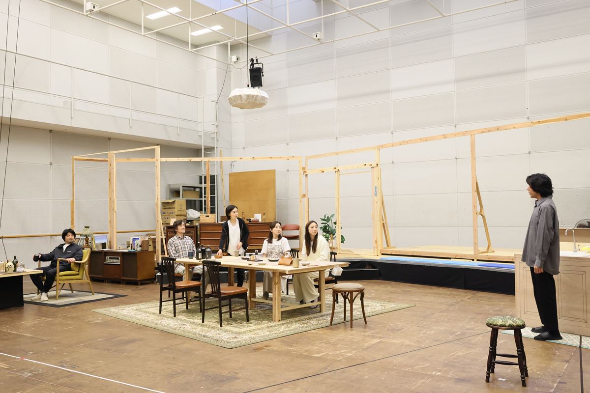 蓬莱竜太が綴る“家族の不協和音”――『消えていくなら朝』稽古場オフィシャルレポート