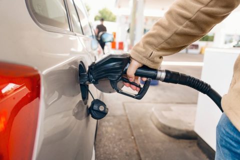 ガソリンスタンドで「今日から少し安くなりました」と言われました…。“ガソリン税の見直し”で、車通勤の夫婦は年間いくら節約できますか？