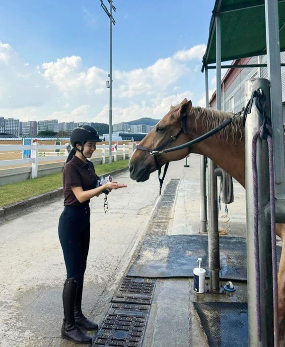 乗馬を楽しむアン・シネツアー引退後の生活を満喫 「永遠の、美魔女」と絶賛！