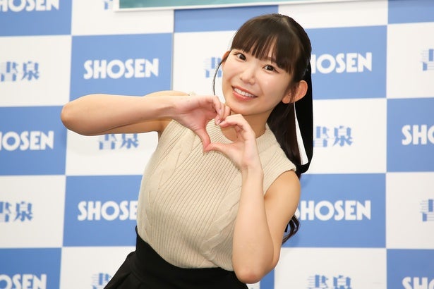 長澤茉里奈「ここだけの話ですけど…」“自前のランジェリー姿”を8年ぶりカレンダーの表紙に