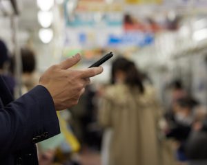 「今すぐ電話を切れ！」電車で通話する若者を怒鳴ったスーツ姿の男性が、“数分後に取った行動”に車内が騒然としたワケ