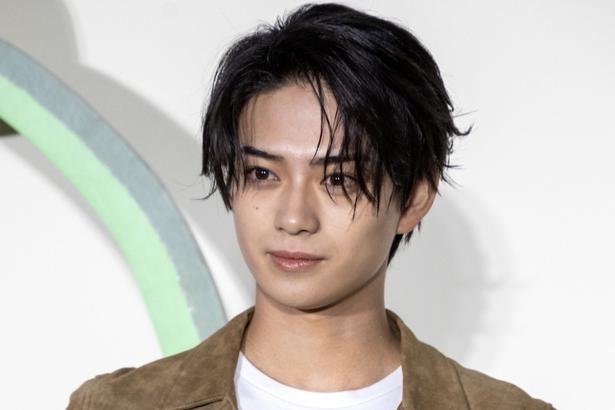 襟元からのぞく“美肩”が色気満点…岩瀬洋志、夏ビジュアル姿に「実在するとは思えないほどカッコいい」