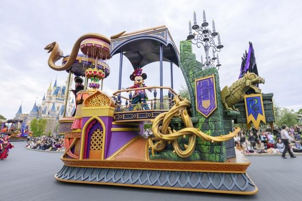 ディズニーヴィランズのパレードで刺激的なパーティーを体験！パークのデコレーションも見どころ盛りだくさん