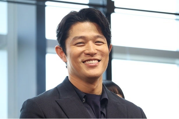 鈴木亮平&北村有起哉、与田祐希との身長差がスゴイ3ショットに「リブートポーズでプリ撮りたい」の声＜リブート＞