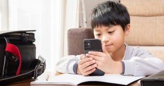 小学生の息子に「そろそろスマホが欲しい」と言われています。友人は“月2000円台”で持たせているそうですが、子どもの初スマホはどのくらい費用がかかるのでしょうか？
