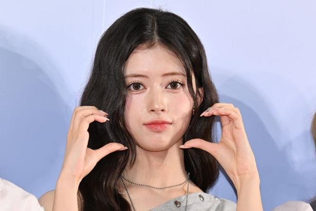 NiziU・RIMA、ポニーテール×デコルテ映えるパーカー姿に「かわいすぎる」「お顔が強すぎます」と反響