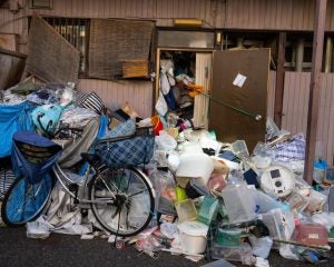 拾ってきたゴミを団地の廊下に並べる70代男性。注意しても「完全無視」だった老人を変えた“隣人の一言”――大反響セレクション