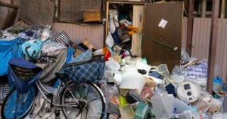 拾ってきたゴミを団地の廊下に並べる70代男性。注意しても「完全無視」だった老人を変えた“隣人の一言”――大反響セレクション