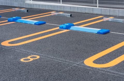 コインパーキングで精算したのにロック板が下がらず、追加で「2000円」請求されました。この場合、料金は返金されるのでしょうか？