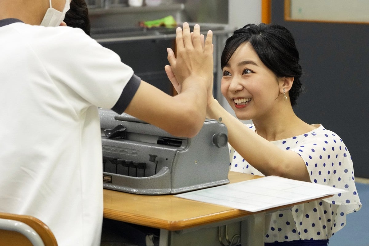 《ご自身の希望で訪問実現》佳子さま盲学校へ…手と手を触れ合わせる「触手話」でご交流