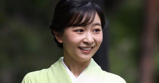 佳子さま同じ目線まで腰をかがめられ…園遊会で車椅子の招待客に見せられた「細やかな心遣い」