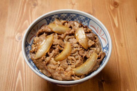 週に4日「吉野家」でのアルバイトに勤しみ、まかないで食費の節約をしているという大学生の息子。まかないの牛丼だけでは栄養が偏るのではと心配です…。