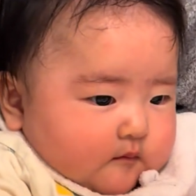 生後4ヶ月の赤ちゃんが麻婆豆腐に勢いあまって……「あたちも早く食べたいの！」