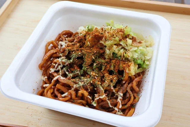 【オールスターカップ焼きそば】連載300回記念！人気カップ焼きそばの素材を集結させ究極のカップ焼きそばが大完成！＜野島慎一郎のバカレシピ＞