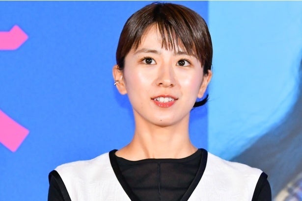 黒島結菜&影山優佳、肩寄せ合う笑顔の仲良しオフショットに「2人の場面かわいかったです」の声＜未解決の女＞