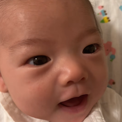 「う～ん、そっかあ♡」ごきげんにおしゃべりする赤ちゃんに「思わず返事したくなる」と話題