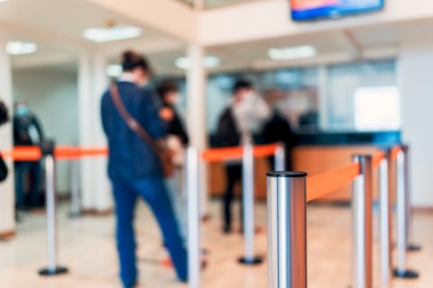 銀行で投資信託を買うのは損ですか？ 初心者でも安全に買える場所とは？
