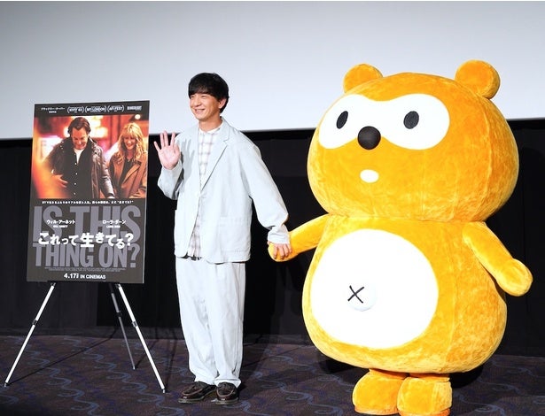 パンサー向井慧が映画『これって生きてる？』イベントで結婚への憧れを告白！フォトセッションではポンタくんと手をつなぎ、笑顔