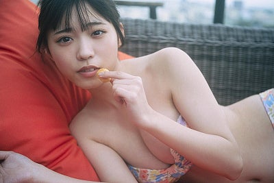 僕が見たかった青空・金澤亜美、初めてのチューブトップビキニに挑戦1st写真集より先行カット