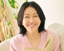 「排水溝に抜け毛がごっそり！」。58歳女優が明るく語る「更年期」と“素敵なおばさんライフ”