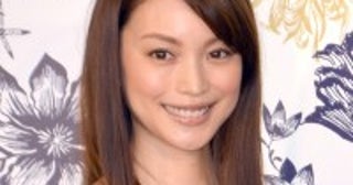 蛯原友里45歳、雨の日カフェタイムも絵になる美しさ「可愛さが変わらない！」「全てがオシャレ」